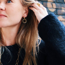 Afbeelding in Gallery-weergave laden, Oorbel met ronde facet hanger – zwart/goud