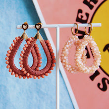 Afbeelding in Gallery-weergave laden, Stainless steel earring with facet drop - peach pink/gold