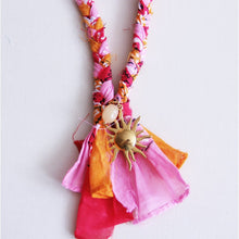 Afbeelding in Gallery-weergave laden, Gevlochten bandana ketting met zon - roze/oranje
