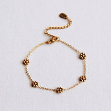 Afbeelding in Gallery-weergave laden, Roestvrij stalen armband met fijne madeliefjesbloem - goud
