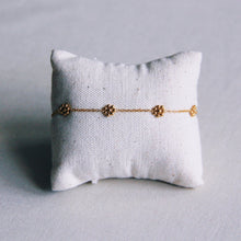 Afbeelding in Gallery-weergave laden, Roestvrij stalen armband met fijne madeliefjesbloem - goud
