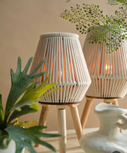 Afbeelding in Gallery-weergave laden, Cruz sand lantern op standaard
