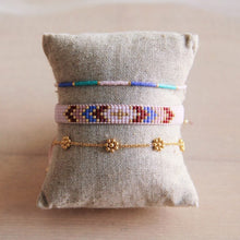 Afbeelding in Gallery-weergave laden, Roestvrij stalen armband met fijne madeliefjesbloem - goud
