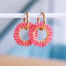 Afbeelding in Gallery-weergave laden, Oorrel met ronde facet hanger - fuchsia
