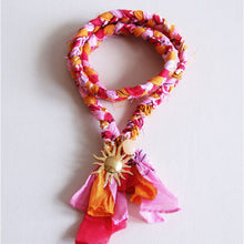 Afbeelding in Gallery-weergave laden, Gevlochten bandana ketting met zon - roze/oranje
