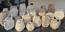 Afbeelding in Gallery-weergave laden, Cruz sand lantern op standaard
