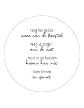 Afbeelding in Gallery-weergave laden, Muurcirkel wit met gedicht &#39;Kom binnen en geniet&#39; 30cm
